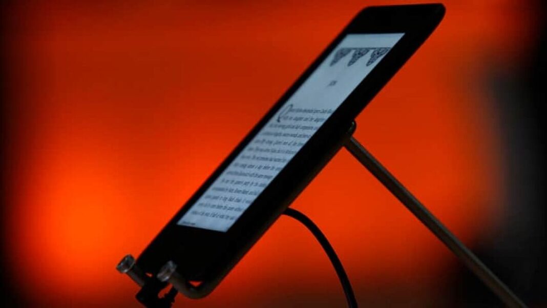 Exploring the Benefits of Small Ebook Readers for Travel Enthusiasts